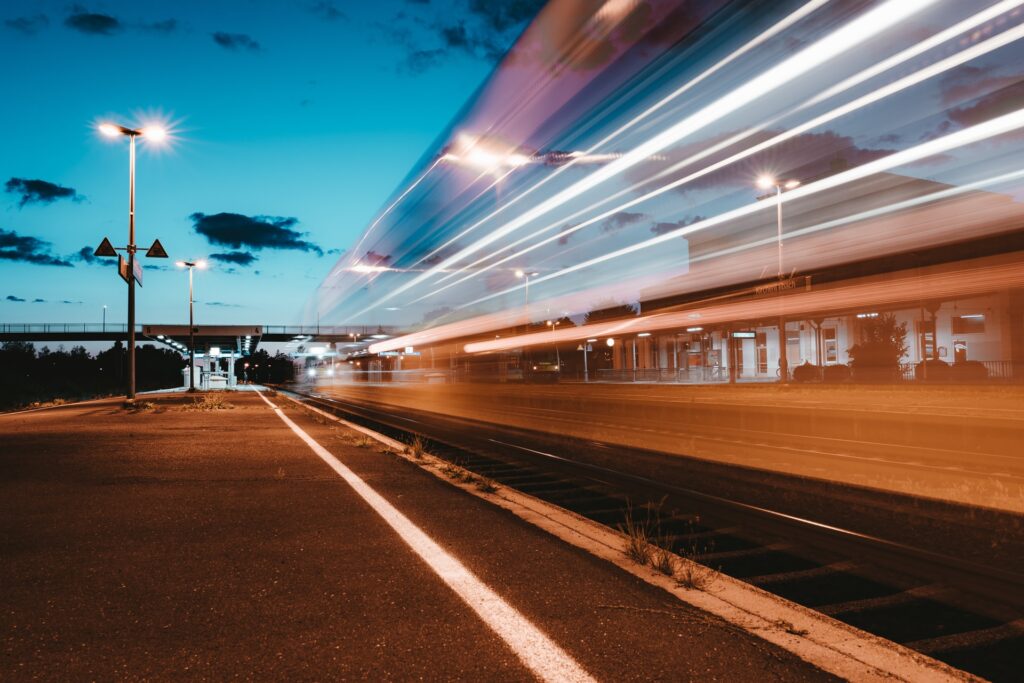 voorbijrijdende trein - train qui passe - passing train | Photo by Tom Grünbauer on Unsplash