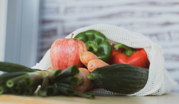 boodschappen in een tas - des courses dans un sac - groceries in a bag   | Photo by Benjamin Brunner on Unsplash