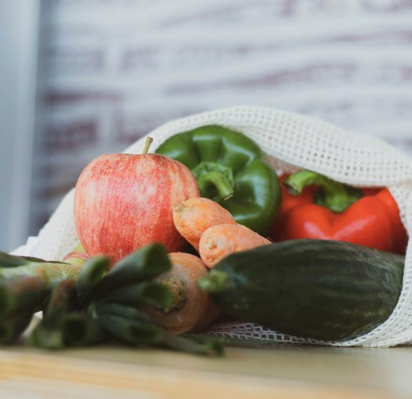 boodschappen in een tas - des courses dans un sac - groceries in a bag   | Photo by Benjamin Brunner on Unsplash