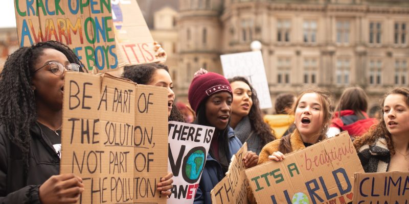 Klimaatactie met jongeren - Agir pour le climat avec les jeunes - Climate campaigning with young people | Photo by Callum Shaw on Unsplash