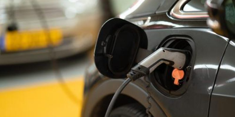 Opladen elektrische auto - Chargement d'une voiture électrique  - Charging electric car | Unsplash