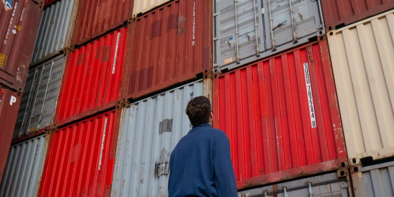 Containers in een haven - Containers dans un port - Containers at a port | Photo by Pat Whelen on Unsplash