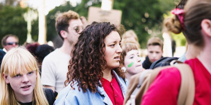 Jongeren tijdens een klimaatmars - Des jeunes lors d'une marche pour le climat - Young people during a climate march  | Picture by Pauline Loroy on Unsplash